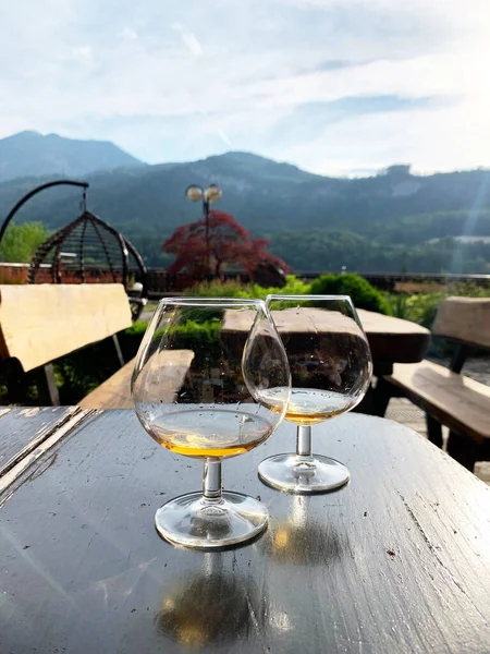 Zwei Gläser Mit Einem Getränk Auf Dem Tisch Vor Dem — Stockfoto