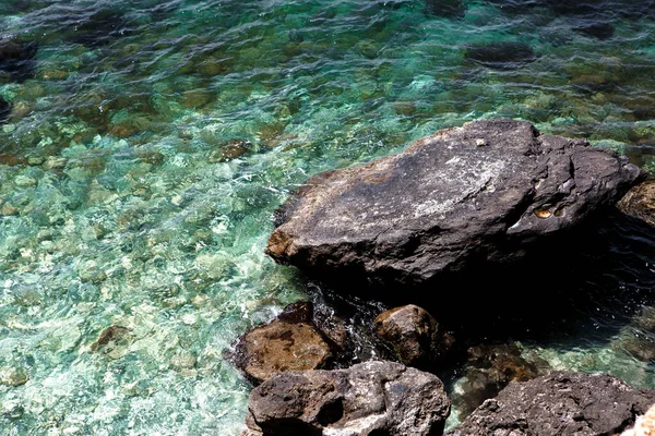 Velký Hnědý Kámen Azurové Mořské Vodě — Stock fotografie
