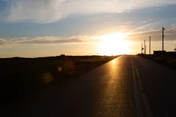 Ένας Ασφαλτοστρωμένος Δρόμος Που Εκτείνεται Μέχρι Την Απόσταση Ηλιοβασίλεμα — Φωτογραφία Αρχείου