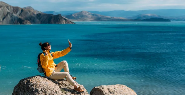 Una Viaggiatrice Parla Videochiamata Sullo Sfondo Del Mare Panorama Viaggiatore — Foto Stock