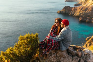Deniz kenarında birbirine aşık bir çift. Düğün gezisi. Bir erkek ve bir kadın gün batımında deniz kenarında kucaklaşırlar. Deniz kıyısında birkaç kucaklaşma. Öpüşen çift. Bir tatil aşkı. Günbatımında şık bir çift kucaklaşması. Boşluğu kopyala