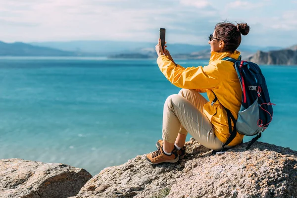 Viaggiatore Prende Selfie Sul Suo Telefono Sullo Sfondo Del Mare — Foto Stock