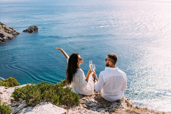 Una Coppia Innamorata Festeggia Loro Fidanzamento Riva Mare Una Bella — Foto Stock