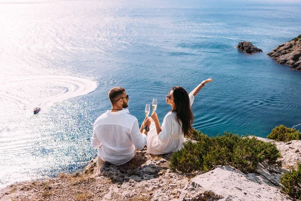 Zamilovaný Pár Oslavuje Své Zasnoubení Pobřeží Krásný Pár Pije Šampaňské — Stock fotografie