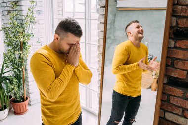 Aynada bipolar bozukluğu olan bir adam. Bipolar bozukluk. Manik depresif psikozu olan biri. Akıl hastalığı. Depresyonlu bir insan. Bir adam aynaya yansıyor.