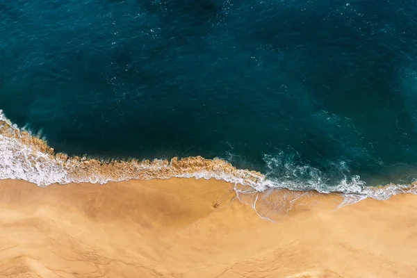 Μοναχική Θέα Στην Παραλία Από Ψηλά Αμμώδης Παραλία Γαλάζια Θάλασσα — Φωτογραφία Αρχείου