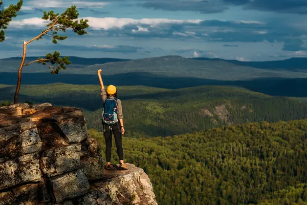 Voyageur Est Heureux Escalader Montagne Une Fille Rencontre Coucher Soleil — Photo