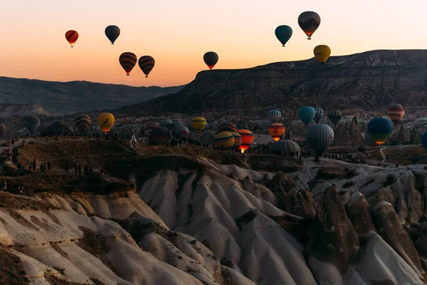 カッパドキアでの早朝 気球の飛行 カッパドキア トルコでの飛行気球の数が多い 気球に乗って飛ぶ 風船の祭りだ スペースのコピー — ストック写真
