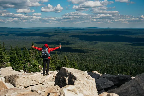 여행자는 돌아보면서 자연의 배경을 반대하고 산속을 여행하는 이손을 배경을 여행하는 — 스톡 사진