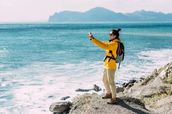 Traveler Phone Background Sea Travel Blogger Takes Photo Video His — Stock Photo, Image