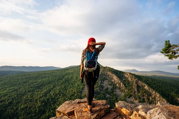 山の背景に旅行者は リアビュー ロシアのバシキリアで女性が旅行している ロシアの山岳観光 バシキリア アイギールの山のウォーキングツアー スペースのコピー — ストック写真