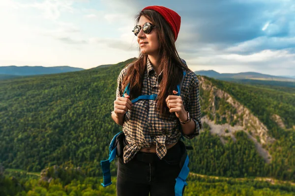 Portret Podróżnika Stroju Turystycznym Młody Turysta Plecakiem Podziwia Zachód Słońca — Zdjęcie stockowe