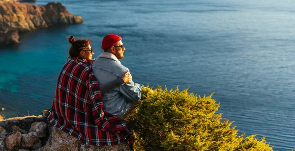 Stylish Couple Admires Seascape Sunset Couple Love Sunset Sea Man — Stock Photo, Image