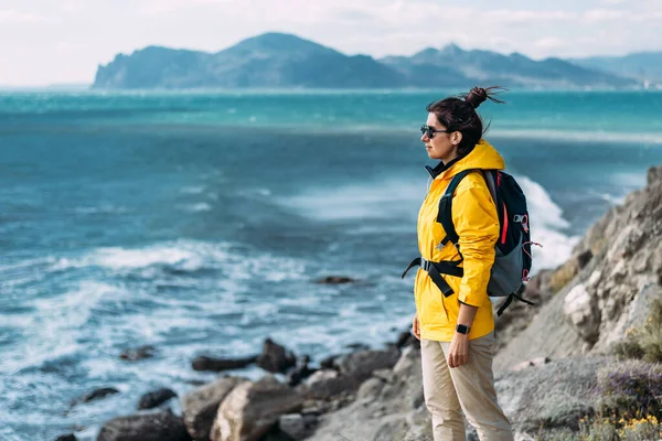 海を背景にした女性旅行者の肖像画 ハイキングの概念 ハイキング中に美しい景色を楽しむ女性観光客 海による観光客の肖像画 — ストック写真