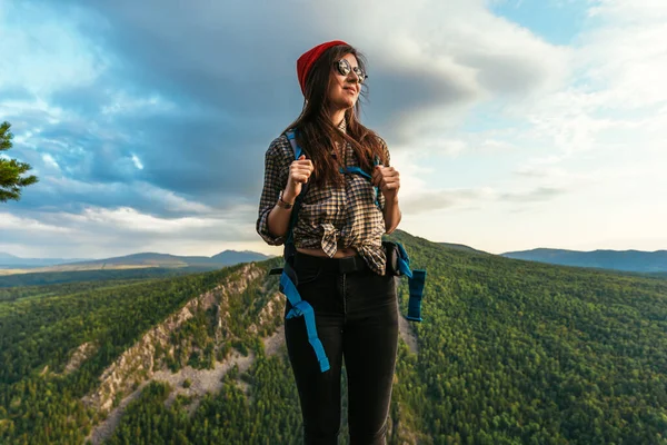 산속을 여행하는 여성의 하이킹이라는 개념입니다 여자는 하이킹하는 햇빛을 즐긴다 모자를 — 스톡 사진