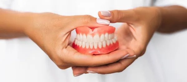 Prótese Dentária Nas Mãos Médico Close Dentista Segurando Ponte Dentária — Fotografia de Stock