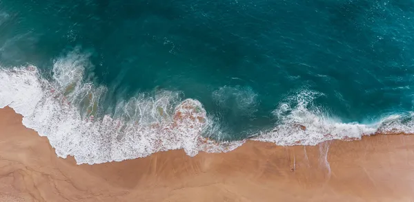 Havadan Kumsal Manzarası Yaz Tatili Şablonu Afişi Dalgalar Inanılmaz Mavi — Stok fotoğraf