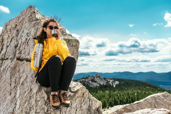 Uma Turista Está Descansando Depois Uma Escalada Difícil Montanha Turista — Fotografia de Stock