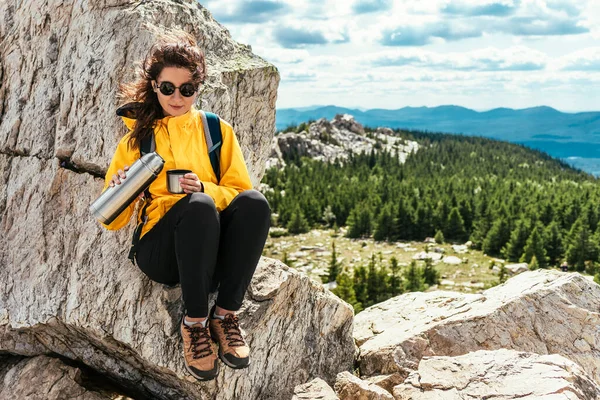 Uma Turista Está Descansando Depois Uma Escalada Difícil Montanha Turista — Fotografia de Stock