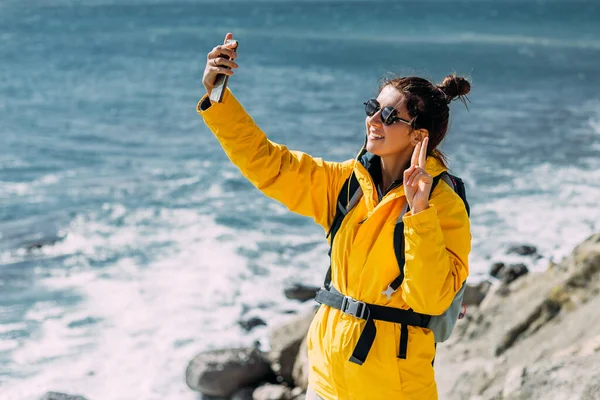 Une Touriste Parle Sur Appel Vidéo Dans Contexte Mer Une — Photo