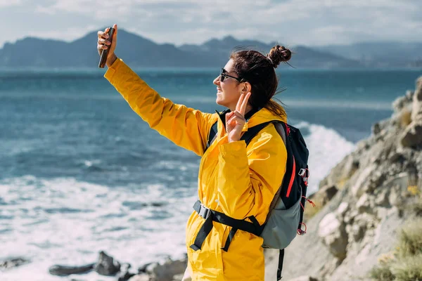 Podróżnik Robi Sobie Selfie Telefonie Tle Morza Close Podróżnik Wybrzeżu — Zdjęcie stockowe