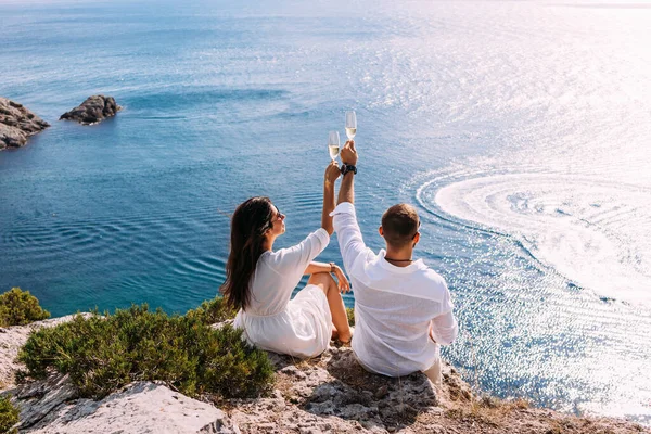 Casal Apaixonado Celebra Seu Noivado Praia Belo Casal Bebe Champanhe — Fotografia de Stock