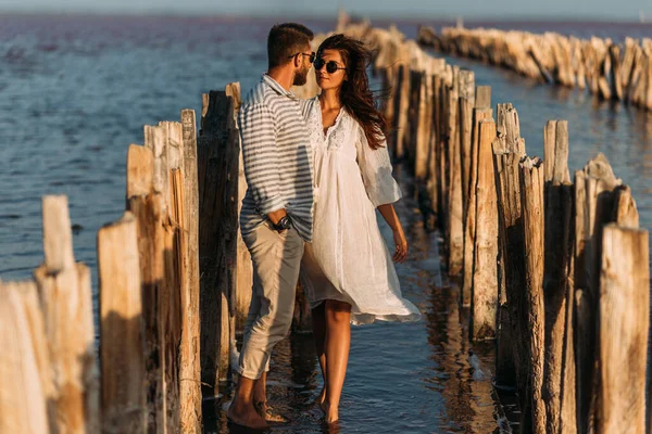 Casal Apaixonado Beira Mar Casal Feliz Numa Lua Mel Junto — Fotografia de Stock