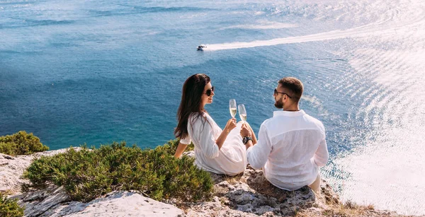 Couple Love Drinking Champagne Seashore Panorama Happy Couple Honeymoon Sea — Foto Stock
