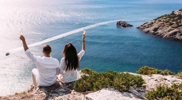 Homem Uma Mulher Bebem Champanhe Beira Mar Vista Traseira Viagem — Fotografia de Stock