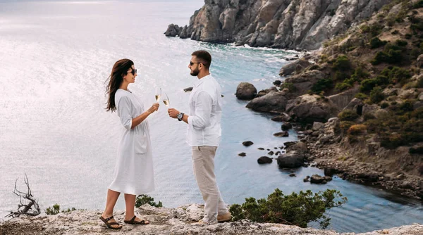 Casal Apaixonado Celebra Seu Noivado Praia Belo Casal Bebe Champanhe — Fotografia de Stock