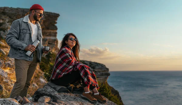 Una Coppia Elegante Incontra Tramonto Sulla Riva Del Mare Una — Foto Stock