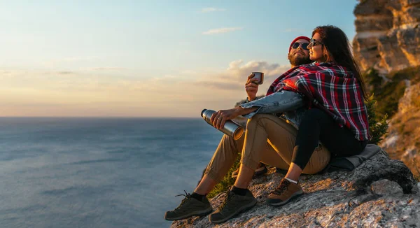 Casal Elegante Encontra Pôr Sol Praia Belo Casal Pôr Sol — Fotografia de Stock