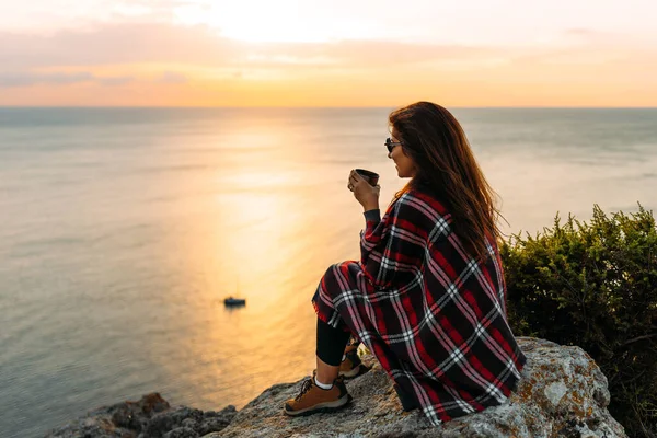 Young Woman Drinking Tea Her Thermos Enjoying Autumn Evening Sea — Foto Stock