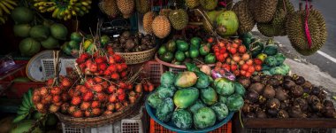 Tayland 'da bir meyve dükkanı. Endonezya Bali adasındaki meyve pazarı. Asya 'da sokak pazarı. Tayland 'daki pazarda taze meyve ve sebze satışı. Bali adasında küçük bir bakkal.