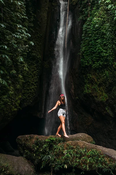 Krásná Dívka Vodopádu Ostrově Bali Indonésie Vertikální Pohled Sexy Žena — Stock fotografie