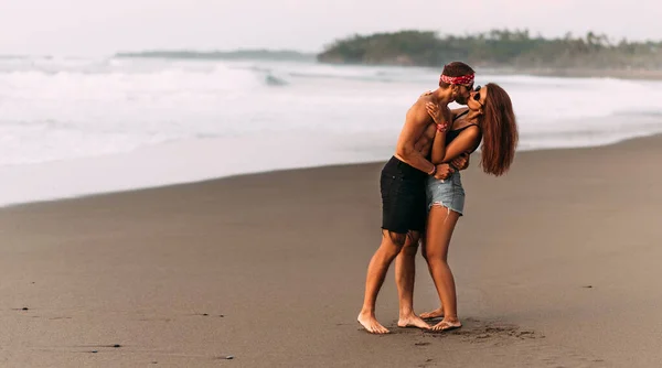 Счастливая Пара Гуляет Песчаному Пляжу Острове Бали Пара Влюбленных Закате — стоковое фото