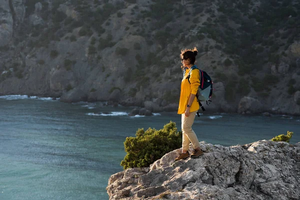 Ταξιδιώτης Τουριστικό Του Σακίδιο Στέκεται Φόντο Θάλασσας Ταξίδια Τουρισμός Και — Φωτογραφία Αρχείου