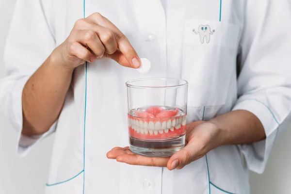 Ortopedisk Tandläkare Visar Hur Man Tar Hand Proteser Närbild Tandvård — Stockfoto