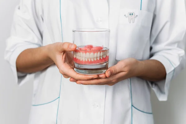 Prótese Copo Com Solução Cuidados Com Próteses Dentárias Dentadura Plástica Fotos De Bancos De Imagens Sem Royalties