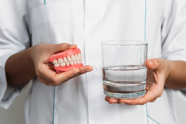 Çözümlü Bir Bardakta Protez Diş Protezi Bakımı Çenenin Tamamen Çıkarılabilir — Stok fotoğraf