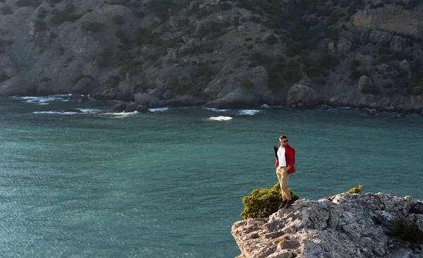 Πορτραίτο Ενός Κτηνώδους Γενειοφόρου Κόκκινο Μπουφάν Δίπλα Στη Θάλασσα Ανδρικό Royalty Free Φωτογραφίες Αρχείου