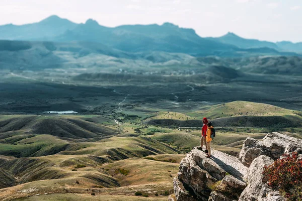 Щаслива Пара Горах Захоплюється Прекрасними Видами Чоловік Жінка Рюкзаками Горі — стокове фото