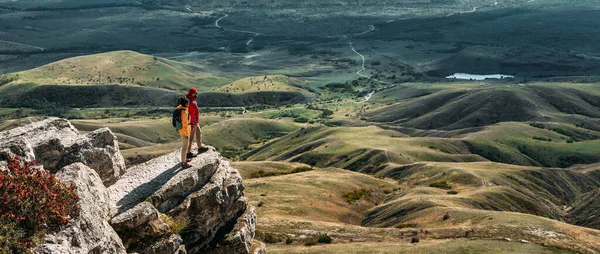 Podróżująca Para Górach Mężczyzna Kobieta Tle Góry Panorama Wspinam Się Obraz Stockowy