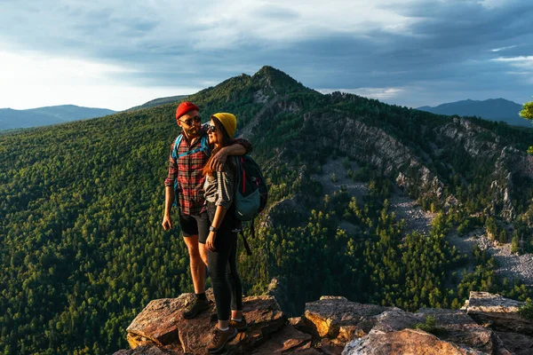 Couple Voyageurs Admire Beau Coucher Soleil Sommet Montagne Couple Sur — Photo