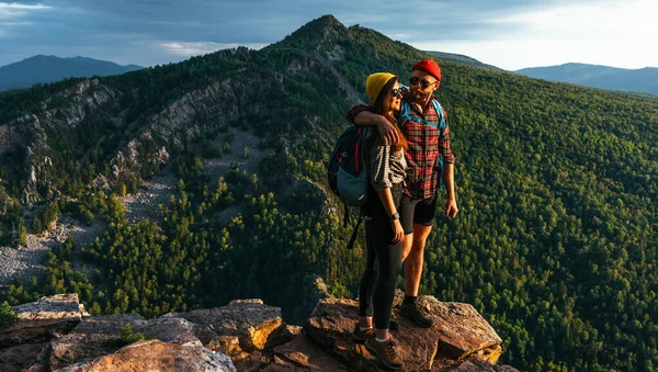 Couple Heureux Dans Les Montagnes Admire Les Belles Vues Homme — Photo