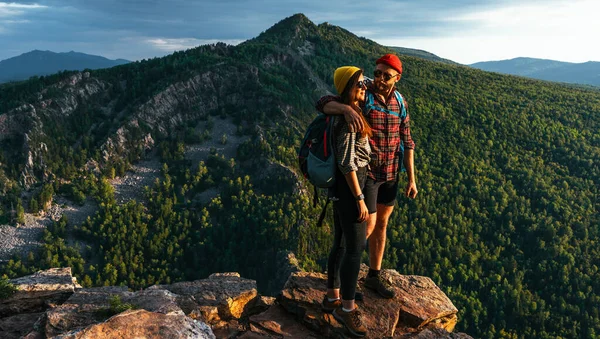 Casal Feliz Nas Montanhas Admira Belas Vistas Homem Uma Mulher Fotos De Bancos De Imagens Sem Royalties