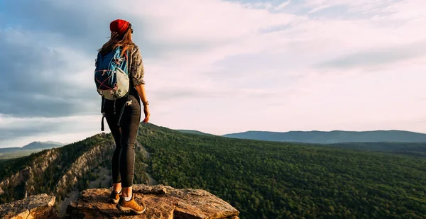 Samotny Podróżnik Plecakiem Tle Gór Panorama Kobieta Podróżująca Górach Mężczyzna — Zdjęcie stockowe