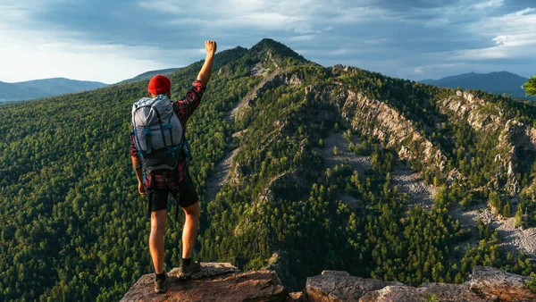 Viajero Turístico Con Las Manos Alto Encuentra Cima Montaña Viajero —  Fotos de Stock