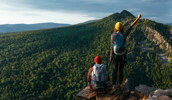 Couple Voyageur Équipement Randonnée Dans Les Montagnes Coucher Soleil Deux Images De Stock Libres De Droits