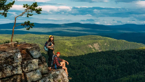 Ett Resande Par Vandringsutrustning Bergen Vid Solnedgången Två Turister Toppen — Stockfoto